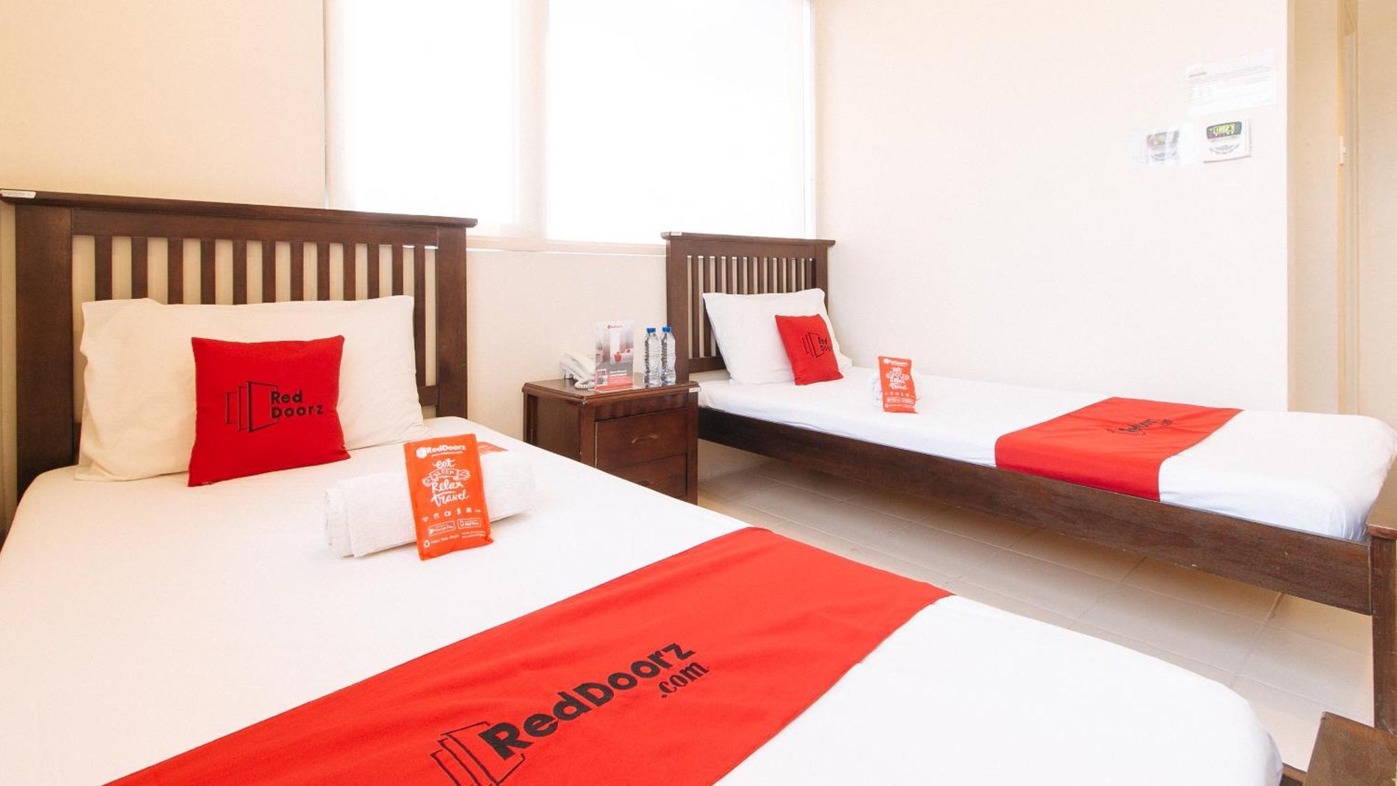 קואזון סיטי Reddoorz Plus @ E Rodriguez Corner Banawe מראה חיצוני תמונה